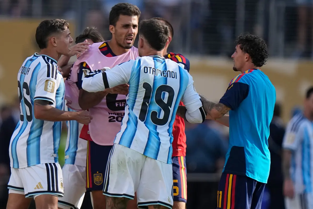 Pemain Argentina Nicolas Otamendi (19) dan Nahuel Molina (26) terlibat keributan dengan pemain Spanyol Rodri
