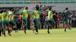 Puluhan Wartawan mengabadikan sesi latihan Timnas Indonesia jelang melawan Vietnam pada laga semi-final AFFcup 2016 di Stadion Pakansari, Bogor, (02/12/2016).  (Bola.com/Nicklas Hanoatubun)