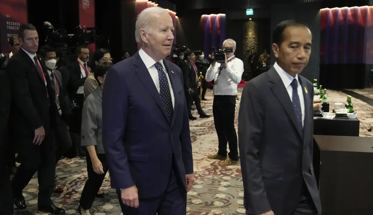 Presiden Amerika Serikat, Joe Biden (kiri) berjalan bersama Presiden Indonesia Joko Widodo atau Jokowi selama pembukaan Konferensi Tingkat Tinggi atau KTT G20 hari pertama di Nusa Dua, Bali, Selasa (15/11/2022). (AP Photo/Dita Alangkara, Pool)