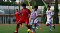 Bayu Gatra (kiri) berebut bola dengan pemain Pra Pon Sulsel (Antara Foto/ Noveradika)