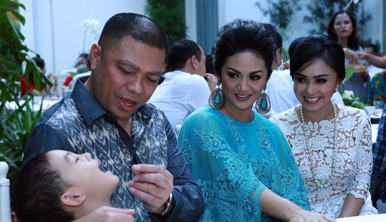 Krisdayanti beserta sang suami dan anak-anaknya memakai baju seragam di hari lebaran agar terlihat serasi dan kompak. (Bintang/Deki Prayoga)