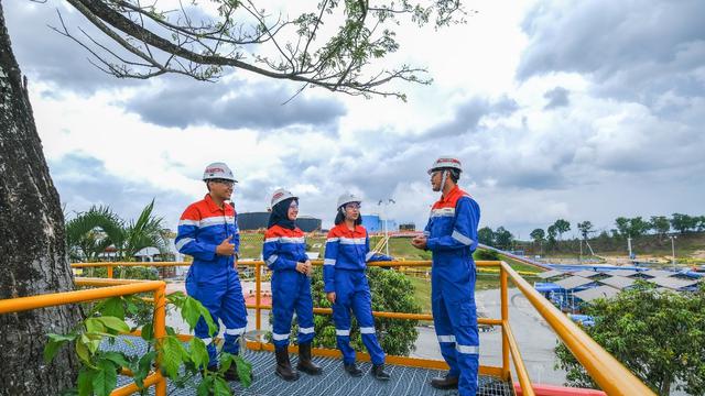 Peserta Magang Kerja PHR tengah berdiskusi dengan mentor saat studi lapangan (Foto: Pertamina)