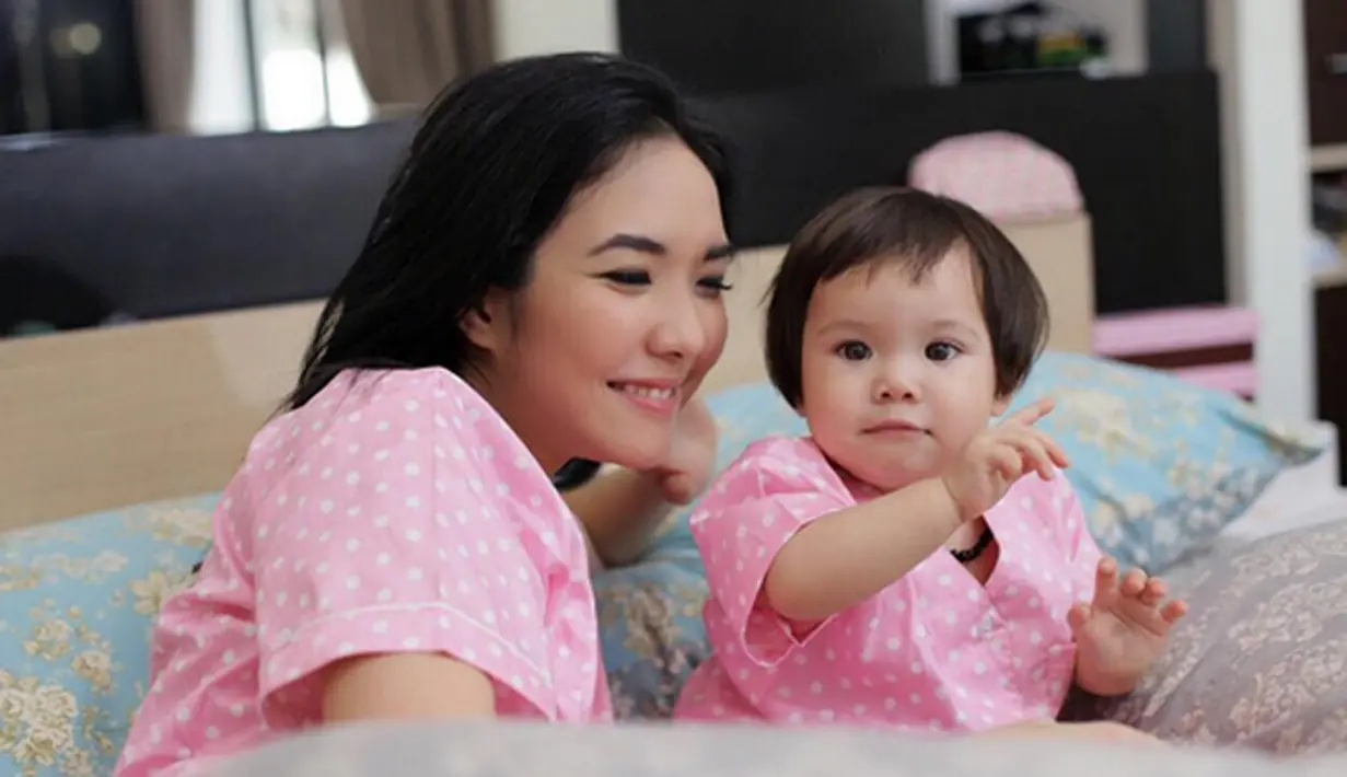 Gisel dan putrinya terlihat kompak dan cantik saat mau tidur. (Instagram/@gisel_la)