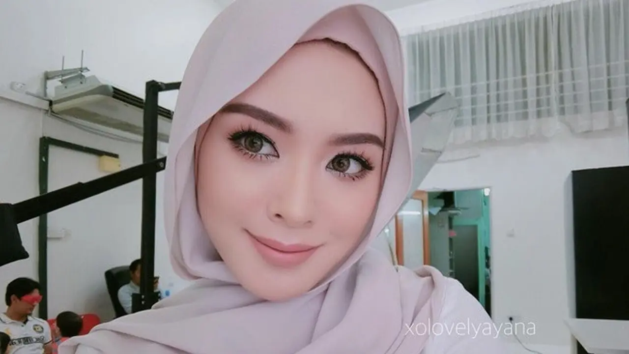 6 Potret OOTD Ayana Moon, Selebgram Muslim Korea yang Selalu Modis
