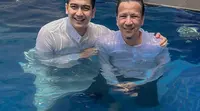 Potret Teuku Ryan Renang Pakai Gamis di Solo (Sumber: Instagram/teukuryantr)