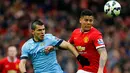 Penyerang  Manchester City, Sergio Arguero (kiri) berebut bola dengan bek MU Marcos Rojo saat Laga Liga Premier Inggris di Old Trafford, Minggu (12/4/2015). Manchester United menang 4-2 atas City. (Reuters/Darren Staples)