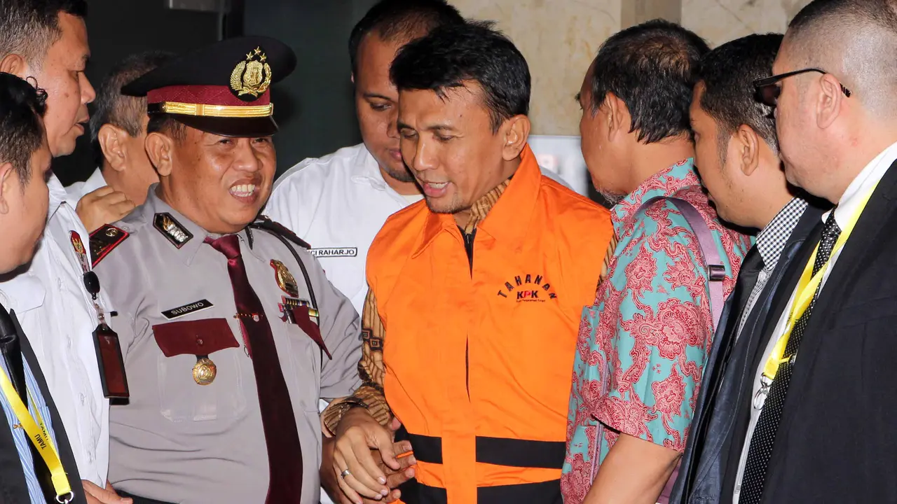 Gubernur Gatot dan Istri Ditahan KPK