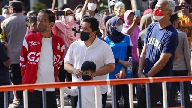 Presiden Joko Widodo, Menteri BUMN Erick Thohir, Gubernur Jawa Tengah Ganjar Pranowo, dan Wali Kota Surakarta Gibran Rakabuming Raka di Solo Car Free Day (CFD), Surakarta, Minggu (7/8/2022). (Dok BUMN)