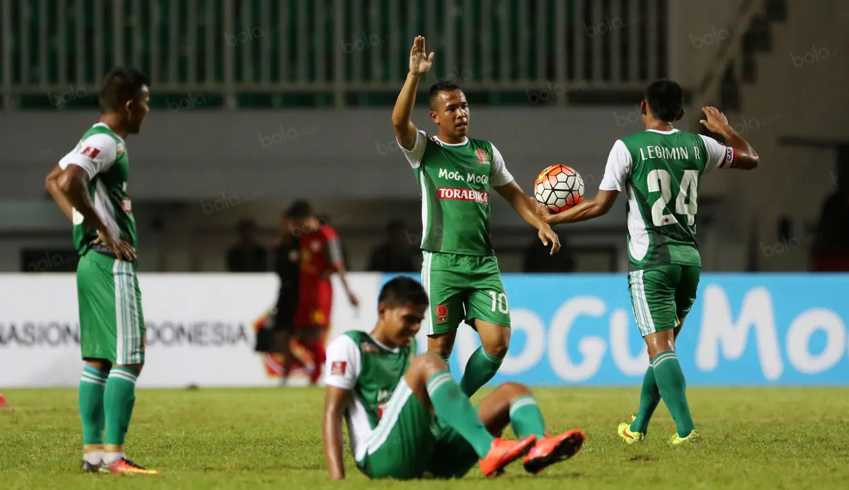 Para pemain PS TNI merayakan kemenangan atas Barito Putra 2-1 pada laga Torabika SC 2016 di Stadion Pakansari, Bogor, Jumat (22/7/2016). (Bola.com/Nicklas Hanoatubun)