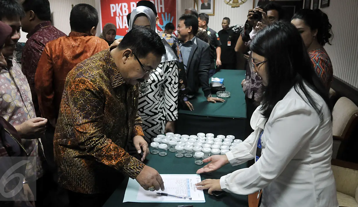 Anggota Fraksi PKB mendaftar untuk mengikuti tes narkoba di Gedung DPR, Senayan, Jakarta, Rabu (16/3). Tes urine yang bekerjasama dengan BNN itu diikuti 36 anggota dewan untuk mengantisipasi penyalahgunaan narkoba. (Liputan6.com/Johan Tallo)