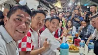 Ketum PSI Kaesang Pangarep bersama Relawan Jokowi dan masyarakat mgopi bareng dan makan pisang goreng di Kawasan Jarod Manado, Jumat 13 Oktober 2023. (Istimewa)