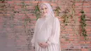 Kabar bahagia datang dari artis cantik Nina Zatulini. Pasalnya, ia telah melahirkan anak ketiga yang berjenis kelamin  perempuan. Nina berbagi kebahagiaan ini dengan mengunggah foto sang bayi di akun Instaggramnya. (instagram/ninazatulini22)