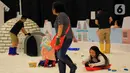Seorang ibu bermain bersama anaknya di taman es ICEFest 2019 di ICE BSD City, Tangerang, Banten, Kamis (19/12/2019). Tiket masuk ICEFest 2019 dibanderol Rp 50 ribu per orang dan buka mulai pukul 10.00 - 22.00 WIB. (merdeka.com/Magang/Muhammad Fayyadh)