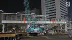 Petugas merobohkan Jembatan Penyeberangan Orang (JPO) di Kawasan Bundaran Hotel Indonesia, Jakarta, Senin (30/7) malam. JPO dirobohkan karena menghalangi pandangan ke patung Selamat Datang yang terletak di tengah bundaran HI (Liputan6.com/Herman Zakharia)