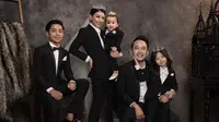 7 Gaya Pemotretan Keluarga Ruben Onsu dengan Tema Hitam, Tampil Elegan