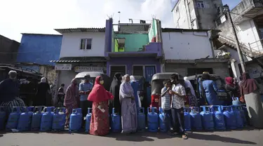 Warga Sri Lanka mengantre untuk mengisi ulang tabung gas memasak saat terjadi kekurangan pasokan di KolomboSelasa (4/1/2022). Antrean panjang selama berjam-jam telah menjadi pemandangan biasa dalam beberapa hari terakhir dalam upaya untuk membeli tabung gas domestik. (AP Photo/Eranga Jayawardena).