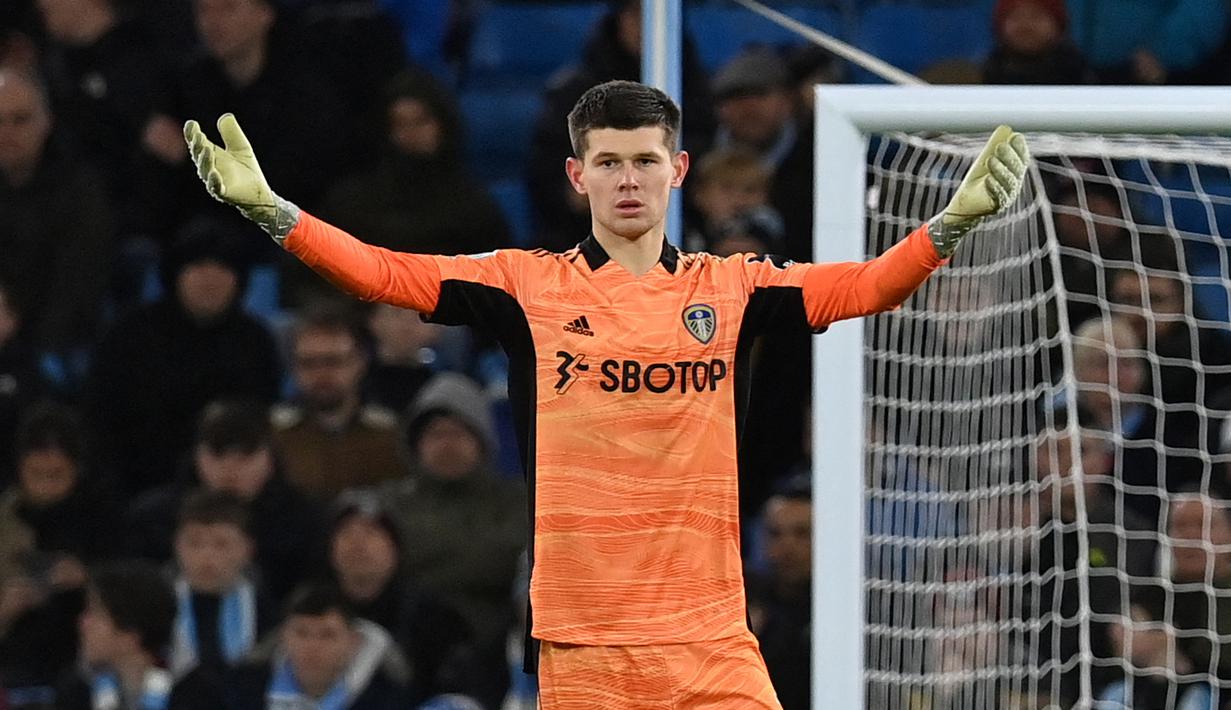 Penjaga gawang Leeds United, Illan Meslier tampil cemerlang dengan mencatatkan 29 penyelamatan gemilang musim ini. Kiper berumur 22 tahun asal  Prancis ini sangat ideal untuk gaya permainan Ten Hag. Dari 12 laga yang ia mainkan musim ini, dia baru membuat 2 cleansheet dan 19 kali kebobolan.(AFP/Paul Ellis)