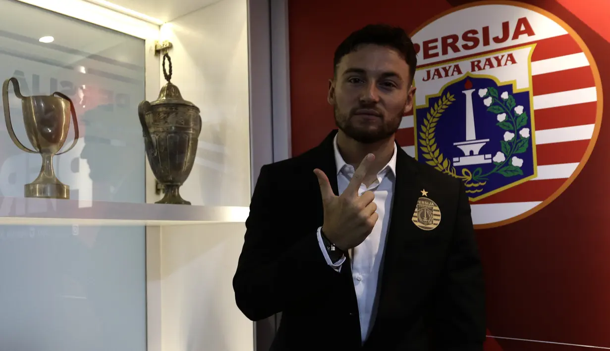Marc Anthony Klok saat diperkenalkan Persija Jakarta di Kantor Persija, Kuningan, Jakarta, Sabtu (31/1). Persija resmi memboyong Marc Klok dengan kontrak berdurasi empat musim.(Bola.com/Yoppy Renato)
