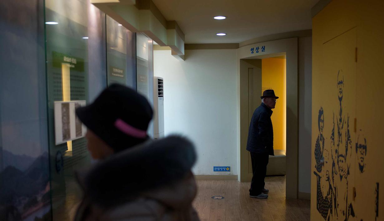 Pengunjung berada di dalam villa atau yang dikenal sebagai Kastil Hwajinpo di Pantai Hwajinpo, Korea Selatan, (19/2). Villa ini merupakan tempat liburan untuk mendiang pendiri Korea Utara Kim Il Sung. (AP Photo/Jae C. Hong)