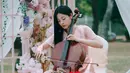 Seol In Ah memerankan Se Kyung yang dicintai Lee Chan pada tahun 1995 namun bertepuk sebelah tangan. Se Kyung dikenal sebagai dewi cello yang menjadi inspirasi semua orang dengan kecantikannya yang anggun dan murni.