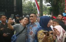 Bak Artis Banyak yang Minta Foto, Eks Manajer Persib Umuh Muchtar Nyawer di Gedung Sate