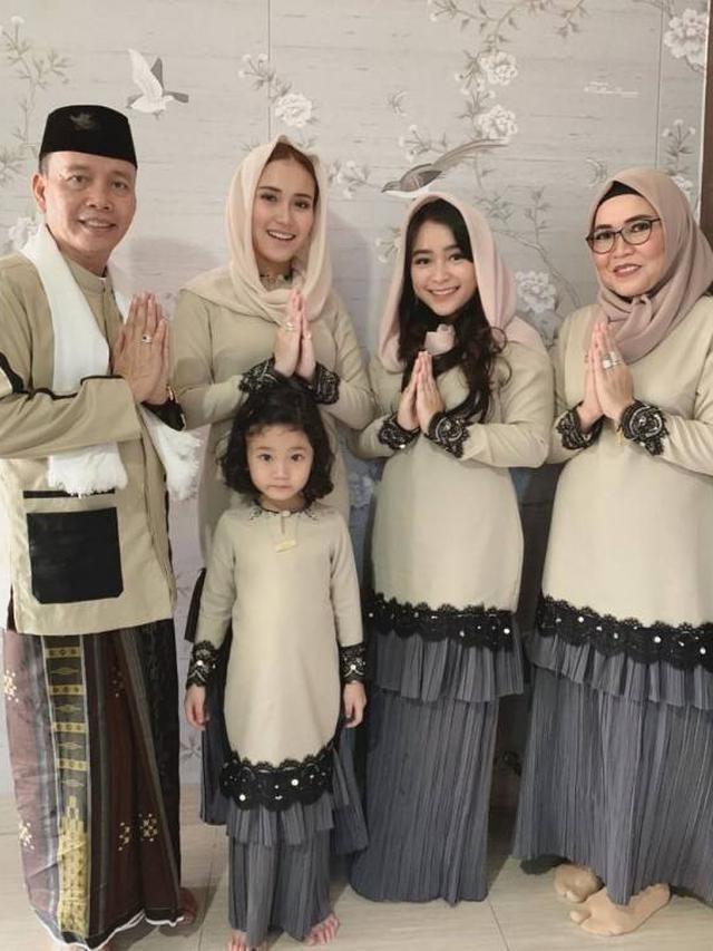 7 Potret Seleb Pakai Baju Muslim Senada Sekeluarga Kompak Bisa Jadi Inspirasi Hot Liputan6 Com