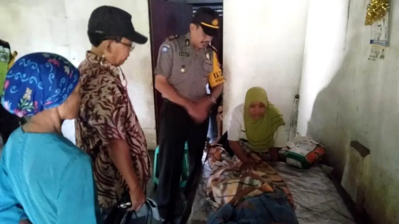Perjuangan Nenek Sainem merawat empat anaknya yang lumpuh. (Foto: Liputan6.com/Polres Kebumen/Muhamad Ridlo)