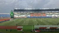 Wartawan Inggris, Liam Rice, menikmati suasana di Stadion Si Jalak Harupat saat menyaksikan Piala Presiden 2025. (Dok. Oxford Mail/Liam Rice)