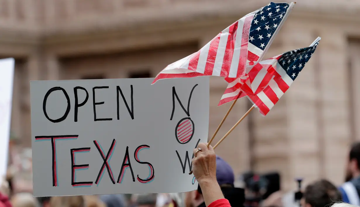 Pengunjuk rasa berdemonstrasi menentang penanganan Texas terhadap pandemi COVID-19 di Texas State Capitol di Austin, Texas, Sabtu (18/4/2020). Mereka menentang perintah tinggal di rumah yang ditujukan mencegah penyebaran COVID-19 dan berkumpul untuk memprotes peraturan lockdown. (AP/Eric Gay)