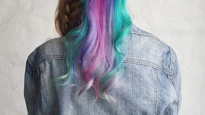 10 Potret Tren Rambut 'Hidden Rainbow' yang Buat Harimu Berwarna