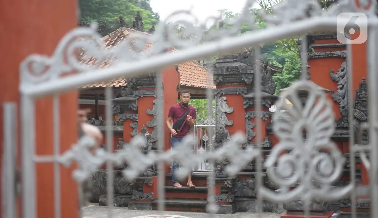 Aktivitas Umat Hindu di Pura Widya Dharma yang sepi di kawasan Cibubur, Jakarta Timur, Selasa (24/3/2020). Pembatasan aktivitas menjelang Hari Raya Nyepi tahun baru Saka 1942 dilakukan sesuai imbauan pemerintah untuk antisipasi penyebaran virus corona Covid-19. (Liputan6.com/Immanuel Antonius)