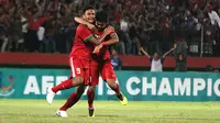 Penyerang Timnas Indonesia U-19, M. Rafli (kiri), menangis setelah menang 1-0 atas Vietnam pada penyisihan Grup A Piala AFF U-19 2018 di Stadion Gelora Delta, Sidoarjo, Sabtu (7/7/2018). (Bola.com/Aditya Wany)