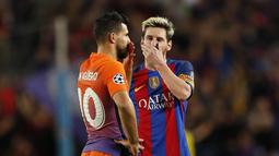 Bintang Barcelona, Lionel Messi berbisik dengan pemain Manchester City, Sergio Aguero pada laga Liga Champions grup C di Stadion Nou Camp, (19/10/2016). (Action Images via Reuters/John Sibley)