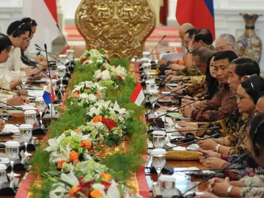 Suasana pertemuan birateral di Istana Merdeka, Jakarta, Jumat (9/9). Pertemuan tersebut diantaranya membahas isu terkait keamanan laut serta kasus masyarakat Indonesia yang menggunakan kouta haji dari Filipina. (Liputan6.com/Faizal Fanani)