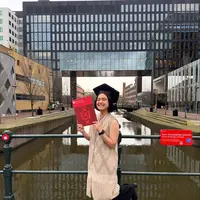 Rachel Amanda baru sempat mengambil ijazah gelar masternya di Belanda setelah dua tahun lulus. Berbeda dengan kebanyakan orang yang effort di momen kelulusan, Rachel Amanda justru pilih tampil simple [@auroramanda95]