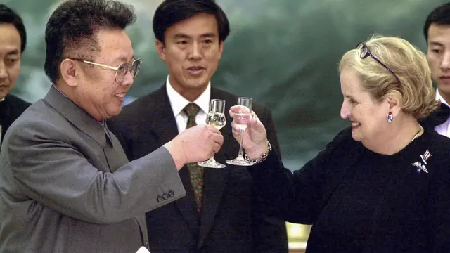 Madeleine Albright (kanan) saat menjadi Menteri Luar Negeri AS, 24 Oktober 2000. (AP File/Pool/Chien-min Chung)