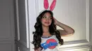 Naura Ayu cosplay jadi Lola Bunny dengan tank top, short pants, dan bandana kelincinya. [@naura.ayu]