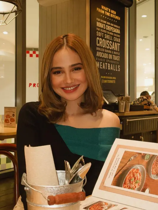 Syifa Hadju memulas wajahnya dengan daily makeup menggunakan maskara, blush, dan lipstik glossy [@syifahadju]