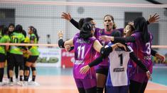 Sejumlah pemain Jakarta Pertamina Fastron melakukan selebrasi setelah mencetak angka saat melawan Jakarta Mandiri Popsivo Polwan pada laga lanjutan PLN Mobile Proliga 2022 di GOR Kawah Candradimuka, Padepokan Voli Jenderal Polisi Kunarto, Bogor, Jumat (14/01/2022). (Bola.com/Bagaskara Lazuardi)