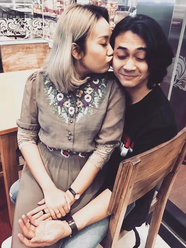 7 Potret Kemesraan Dimaz Andrean Bersama Istri yang Jarang Disorot