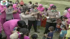 Polwan berikan bantuan menghilangkan trauma anak-anak korban gempa dan tsunami di Sulawesi Tengah.