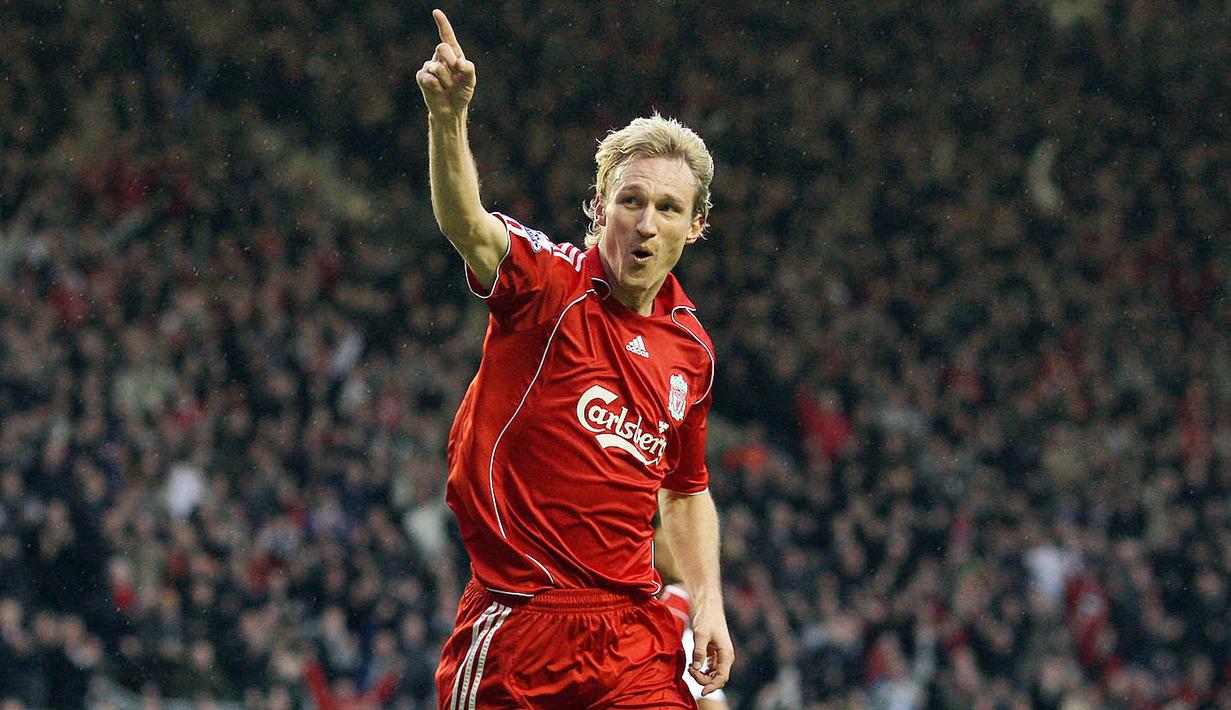Sami Hyypia mendapat kartu merah langsung usai melanggar striker MU, Ruud van Nistelrooy, pada laga pekan ke-32 Premier League 2002/2003, 5 April 2003. (AFP/Andrew Yates)