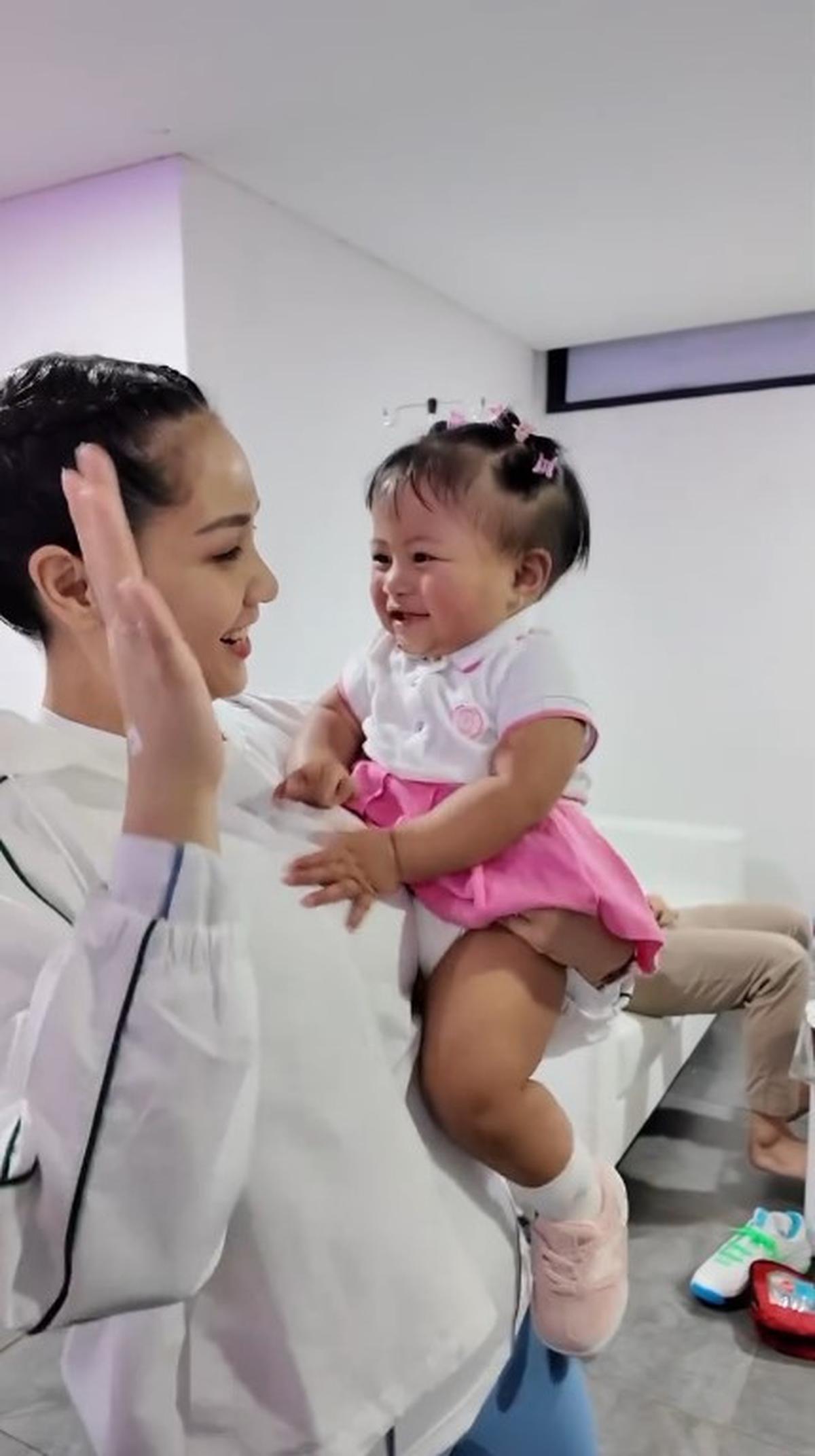 Dipanggil si Pulen, Ini 7 Potret Terbaru Lily Anak Nagita Slavina dan Raffi Ahmad yang Gemesin Banget