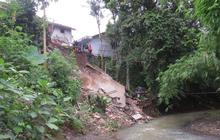 Longsor Jember: Satu Rumah Ambruk, Sembilan Lainnya Terisolasi di Kaliwates