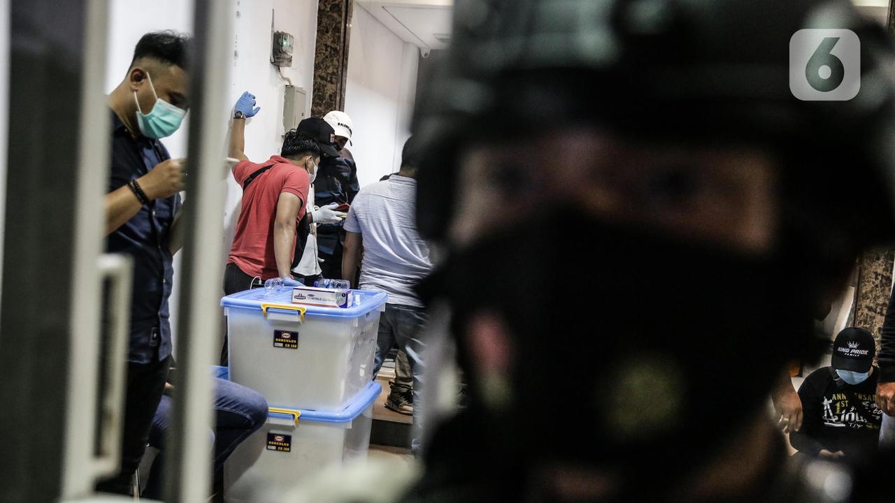 Densus 88 Polri Sita Sejumlah Barang dan Dokumen dari Bekas Markas FPI