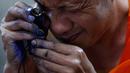 Seorang biksu Buddha mempersiapkan peralatan yang dipakai untuk menato di Wat Bang Phra, Nakhon Pathom, Thailand , (18/3). Tato yang mereka dapat di sini bukanlah tato biasa tetapi tato yang mempunyai kekuatan mistis. (REUTERS / Chaiwat Subprasom)