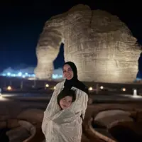 Melihat beberapa foto Ririn Ekawati mengajak putrinya Umroh untuk pertama kali pada Ramadan 2025 (@ririnekawati)