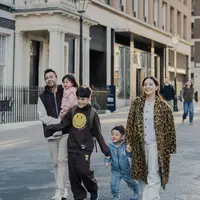 Nagita Slavina hadirkan gaya stylish di liburan musim dingin kali ini. Kenakan coat bernuansa animal print, tampilan ini berhasil elevansi gaya Nagita. [Foto: instagram/ Raffinagita]