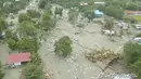 Pandangan umum menunjukkan dampak banjir bandang di Sentani, Kabupaten Jayapura, Papua, Minggu (17/3). Hingga kini, tim gabungan terus berusaha melakukan evakuasi, pembersihan jalan dan pencarian korban yang hilang. (Edward Hehareuw/via REUTERS)