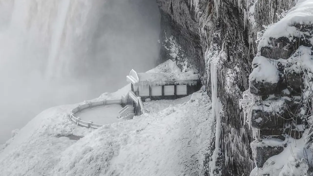 Bak Negeri Dongeng, Musim Dingin Mengubah Air Terjun Niagara
